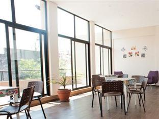 Meeting Point Hostal *